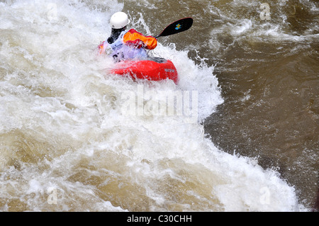 Kayacker in Colorado Rapids Foto Stock