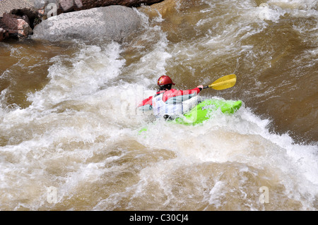 Kayacker in Colorado Rapids Foto Stock