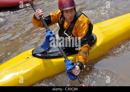 Kayacker in Colorado Rapids Foto Stock