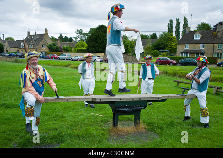 Morris ballerini, Icknield modo Morris uomini, nel parco giochi per bambini presso il kings Head Pub, Bledington, Oxfordshire, Regno Unito Foto Stock