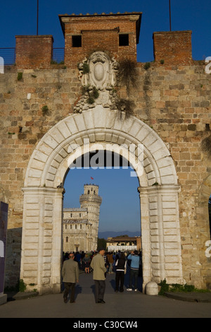 Porta di Santa Maria che conduce al Campo dei Miracoli Pisa Toscana Italia Foto Stock