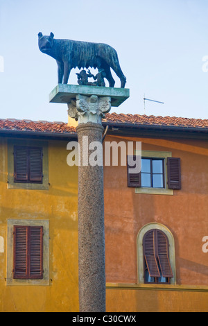 Statua di Romolo e Remo in Piazza dei Miracoli a Pisa Toscana Italia Foto Stock