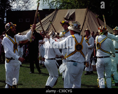 Morris ballerini danzare con bastoni Inghilterra Foto Stock