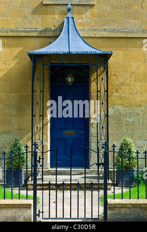 Elegante portale georgiana del periodo casa in Cotswolds a Blockley nel Gloucestershire, Regno Unito Foto Stock