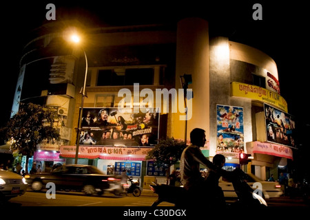 Il traffico è passato correndo un filmato storico teatro di notte su una strada trafficata in Phnom Penh Cambogia. Foto Stock