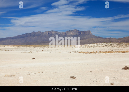 Vista delle Montagne Guadalupe sulla sabbia di gesso. El Capitan picco è di estrema destra della gamma della montagna. Foto Stock