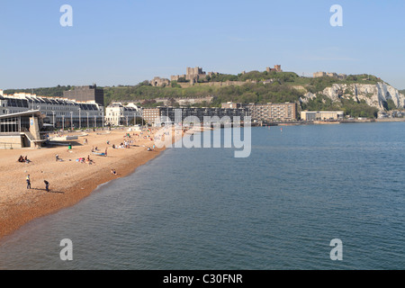 Una vista del castello di Dover da tutto il porto interno Foto Stock