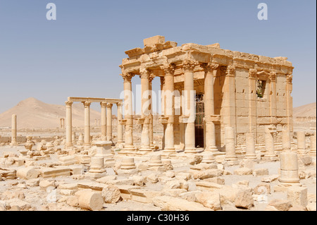 Palmyra. La Siria. Vista del restaurato tempio di Baal Shamin con i suoi sei pronao colonna. Foto Stock