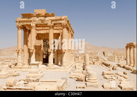 Palmyra. La Siria. Vista del restaurato tempio di Baal Shamin con i suoi sei pronao colonna. Foto Stock