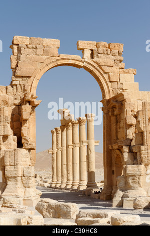 Palmyra. La Siria. Vista di fronte dell'arco monumentale che è stato costruito agli inizi del terzo secolo D.C. sotto Settimio Severo Foto Stock