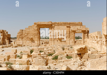 Palmyra. La Siria. Vista delle rovine della tariffa corte con due dei portali tripla essendo presente. Foto Stock
