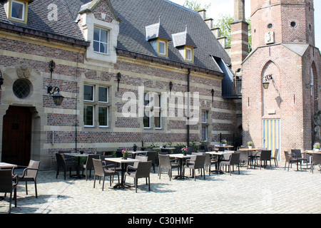 Un ristorante nel cortile del castello Heeswijk nei Paesi Bassi Foto Stock