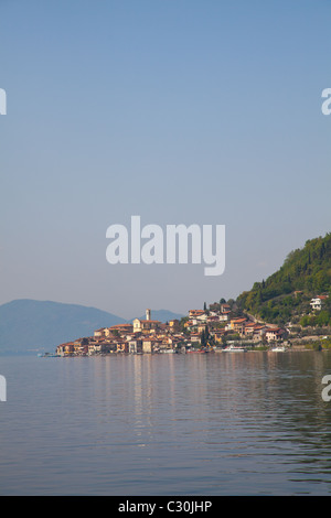 Vista dal Sale Marasino di Peschiera Maraglio Village e il lago di Iseo in Italia. Foto Stock