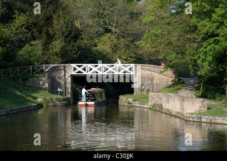 Stretta sulla barca Kennet and Avon canal Inghilterra Foto Stock