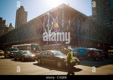 La Port Authority Bus Terminal a West 42nd Street e l'Ottava Avenue in New York Foto Stock