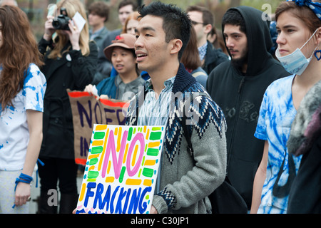 Gli attivisti nel rally di Washington Square Park di New York contro la proposta di fratturazione idraulica nello Stato di New York Foto Stock