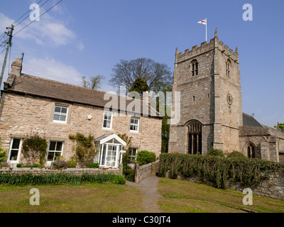 Cottage e la storica chiesa di San Romald nella zona di conservazione villaggio di Teesdale Romaldkirk Co Durham Foto Stock