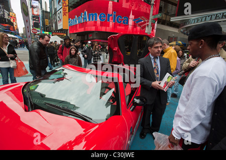 I visitatori per la Giornata della Terra in festa a Times Square a New York ammirare l'inizio di RTX da Li-ion Motors Corp. Foto Stock