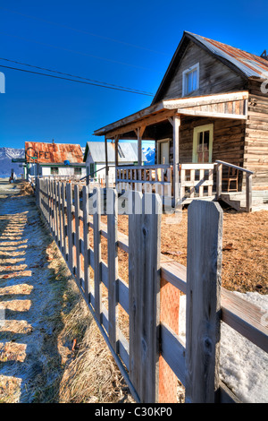 Vecchia cabina con Picket Fence nel centro cittadino di speranza lungo il braccio Turnagain, Penisola di Kenai, centromeridionale Alaska, molla, HDR Foto Stock