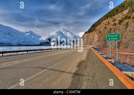 Portage Lago e ghiacciaio Portage Road Bridge over Placer Creek Alaska HDR Foto Stock