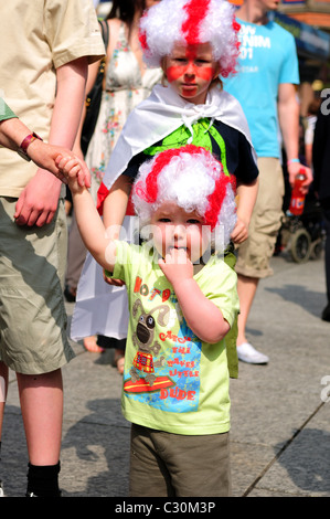 St George's Day Parade Festival e Nottingham Piazza del Mercato Vecchio Inghilterra 23RD aprile.I bambini indossando parrucche. Foto Stock