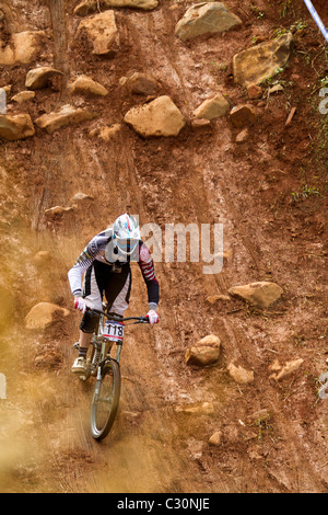 UCI MTB World Cup downhill rider esecuzione pratica attraverso il giardino di roccia Foto Stock