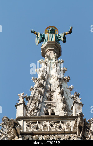 La statua Münchener Kindl, il monaco-bambino simbolo della città, sulla parte superiore del pinnacolo del Monaco di Baviera Nuovo Municipio guglia. Foto Stock