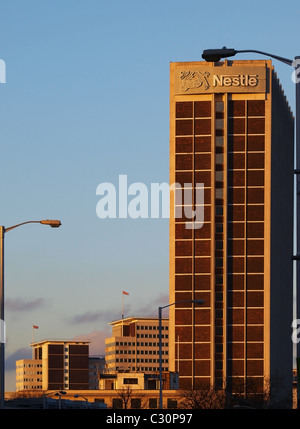 Nestle torre sul lato con la skyline di Croydon in background. Foto Stock