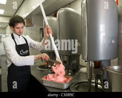 Uomo che fa di fragole fresche di gelato in una gelateria Foto Stock