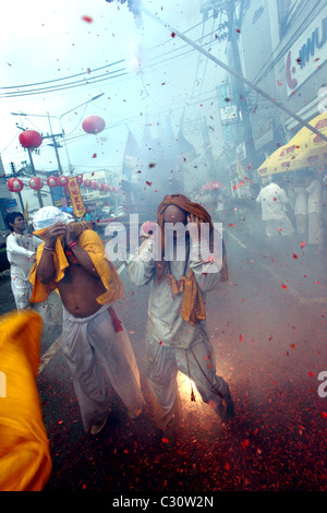 Processione di strada dell'annuale Phuket Vegetarian Festival tenutosi il Ko Phuket. Phuket, Thailandia, Sud-est asiatico, in Asia Foto Stock