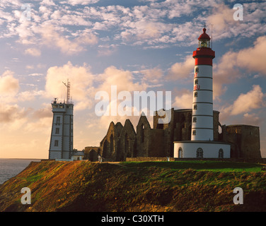 Saint Mathieu fari e rovine del monastero, Le Conquet, costa della Bretagna, Francia Foto Stock