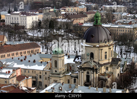 Lviv in inverno, vista sulla Chiesa Dominicana Foto Stock