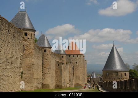 La Cité de Carcassonne in Aude, Francia meridionale, è uno d'Europa meglio conservate città murate e patrimonio mondiale dell UNESCO Foto Stock