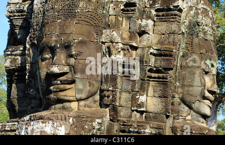 Il gigante di pietra volti sorridenti di Bayon nel famoso Parco Archeologico di Angkor è uno dei più spettacolari dei templi. Foto Stock