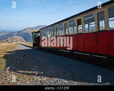 Un treno sulla ferrovia di Snowdon Mountain scendendo dal vertice verso la stazione Clogwyn Foto Stock