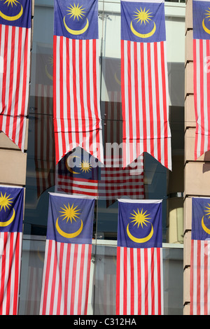 Bandiere malese sul lato dell'edificio per la celebrazioni del Giorno dell'indipendenza. Kuala Lumpur, Wilayah Persekutuan, Malaysia Foto Stock