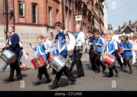 Un giovane marching band su St Georges giorno Nottingham England Regno Unito Foto Stock