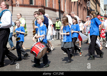 Un giovane marching band su St Georges giorno Nottingham England Regno Unito Foto Stock