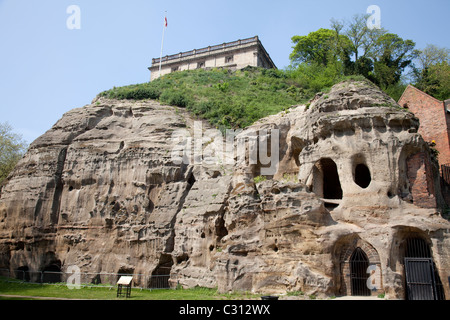 Nottingham Castle con le grotte sotto. Foro Mortimers tini di filtrazione Yard museum, England Regno Unito Foto Stock