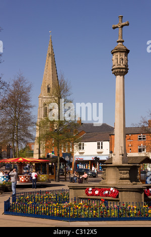 La piazza, memoriale di guerra e di San Dionigi Chiesa, Market Harborough Town Center, Leicestershire, England, Regno Unito Foto Stock