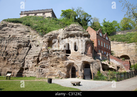 Nottingham Castle con le grotte sotto. Foro Mortimers tini di filtrazione Yard museum, England Regno Unito Foto Stock