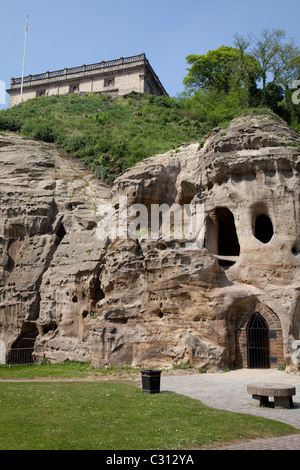 Nottingham Castle con le grotte sotto. Foro Mortimers tini di filtrazione Yard museum, England Regno Unito Foto Stock