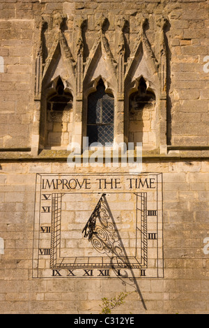 Meridiana soleggiato con ombra sulla torre in pietra di San Dionigi Chiesa, Market Harborough, Leicestershire, England, Regno Unito Foto Stock