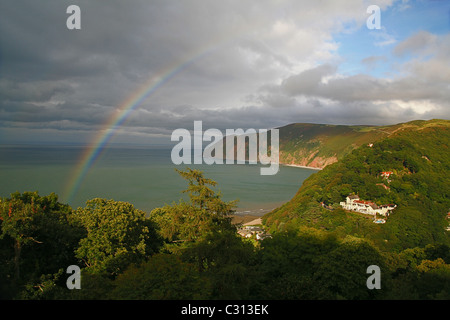 Un arcobaleno su punto Foreland e il Canale di Bristol sulla costa del Devon settentrionale vicino a Lynmouth England Regno Unito Foto Stock