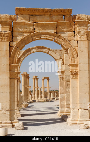 Palmyra. La Siria. Un arco apertura nel portico meridionale dà accesso ad una strada che corre attorno all'emiciclo del teatro. Foto Stock