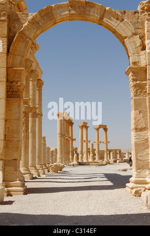 Palmyra. La Siria. Un arco apertura nel portico meridionale dà accesso ad una strada che corre attorno all'emiciclo del teatro. Foto Stock