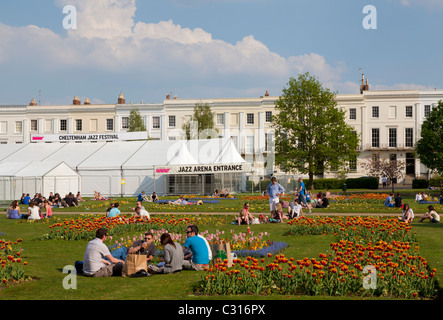 Tende e tabelloni elettronici per il festival del Jazz a Giardini Imperiali Cheltenham Spa Gloucestershire England Regno Unito GB Europa Foto Stock