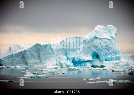 Gigante, iceberg galleggianti in Antartide con la grotta di ghiaccio. Foto Stock