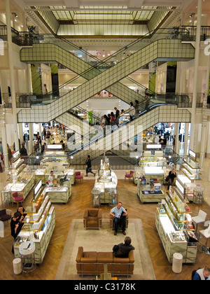 Parigi, Francia, Shopping nei grandi magazzini francesi, 'le Bon Marché', piano principale Panoramica con gli scalatori, interni moderni al dettaglio, design contemporaneo al dettaglio, au bon marche Foto Stock