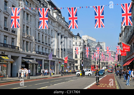 Regent Street colorato paesaggio urbano union Jack bandiere per celebrazioni di nozze reali in una strada per lo shopping turistico nel West End di Londra Inghilterra Regno Unito Foto Stock